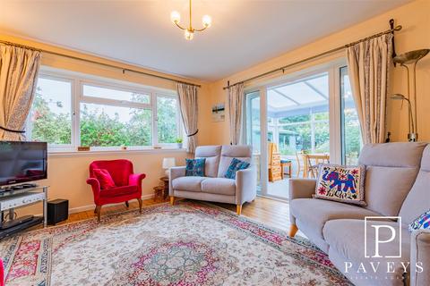3 bedroom detached bungalow for sale - The Close, Frinton-On-Sea