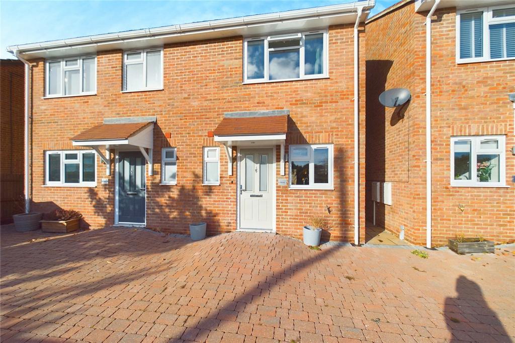 Reading Road, Burghfield Common, Reading, Berkshire, RG7 2 bed semi