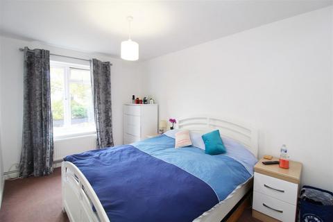 3 Conifer Gardens, Sutton, SM1 3JT