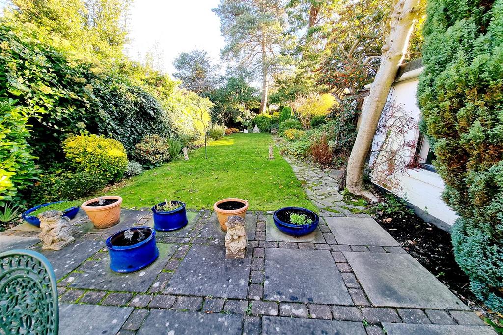 Alverstone Avenue, East EN4 3 bed detached house for sale £