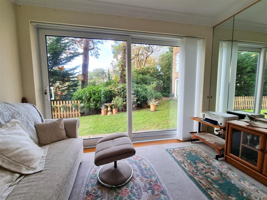 162 Canford Cliffs Road, Poole BH13 2 bed apartment for sale £330,000