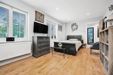 15 Holmes Close, Ascot, SL5 9TJ