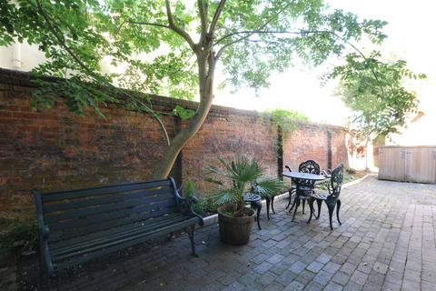 Studio to rent - Woodbine Place