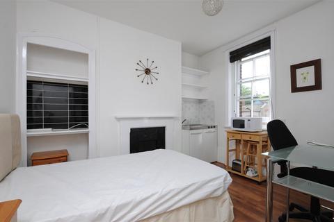 Studio to rent - Woodbine Place