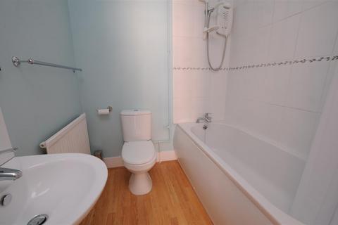 Studio to rent - Woodbine Place