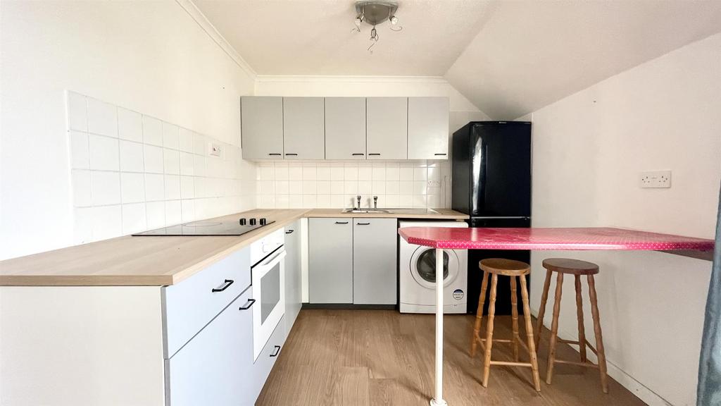 Barton Road, EX34 2 bed flat for sale £249,950