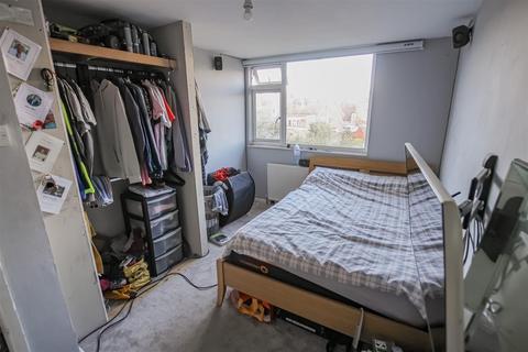 26 Chesworth Close, Erith, DA8 3AB