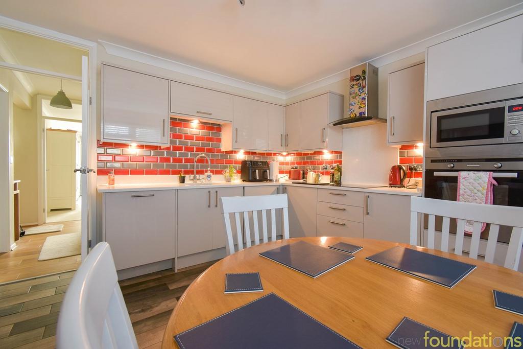 Magdalen Road, BexhillonSea, TN40 2 bed flat for sale £275,000
