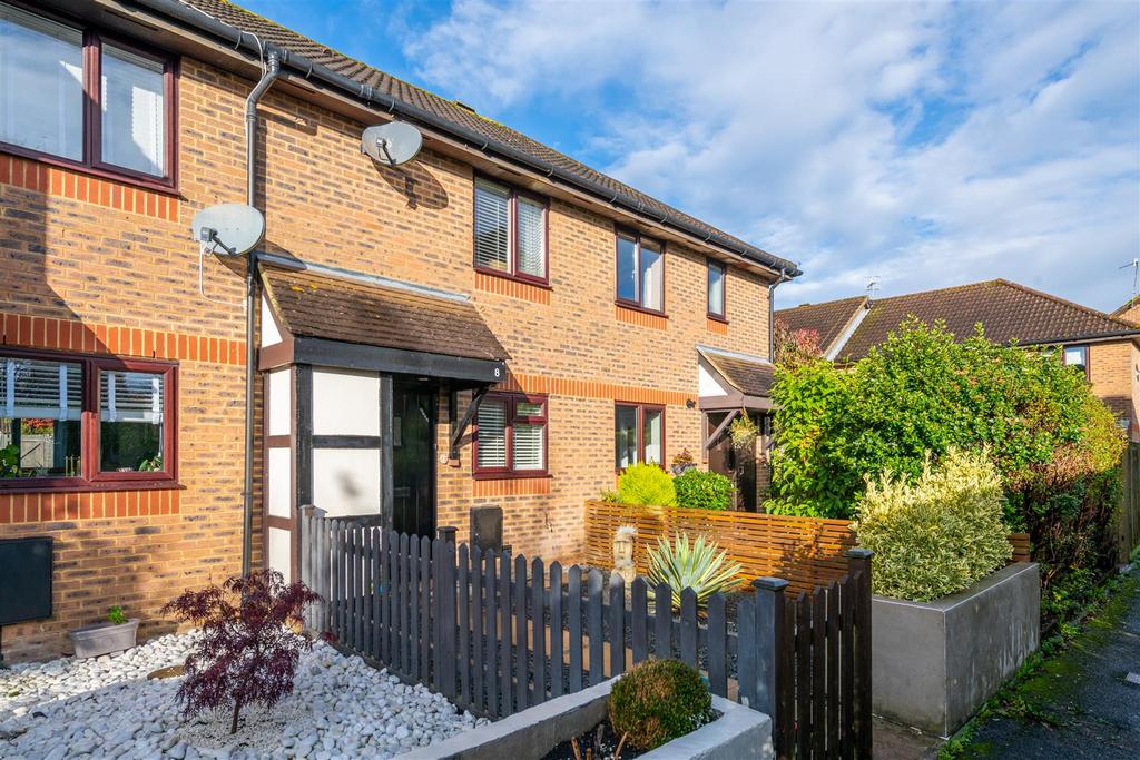 Middlefield, Horley 2 bed terraced house for sale £345,000