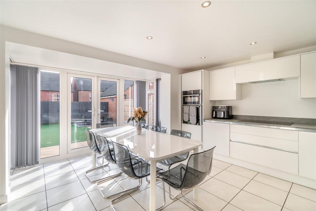 Rosefinch Way, Forest Town 6 bed detached house for sale £380,000