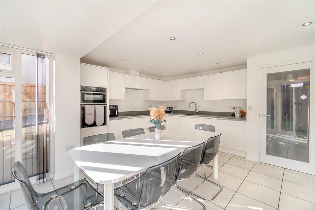 8575462-interior43.jpg