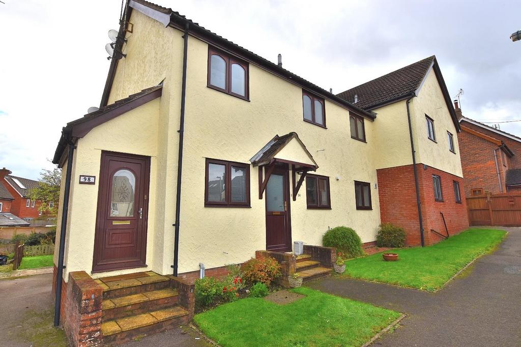 Godfrey Way, Dunmow 2 bed £1,050 pcm (£242 pw)