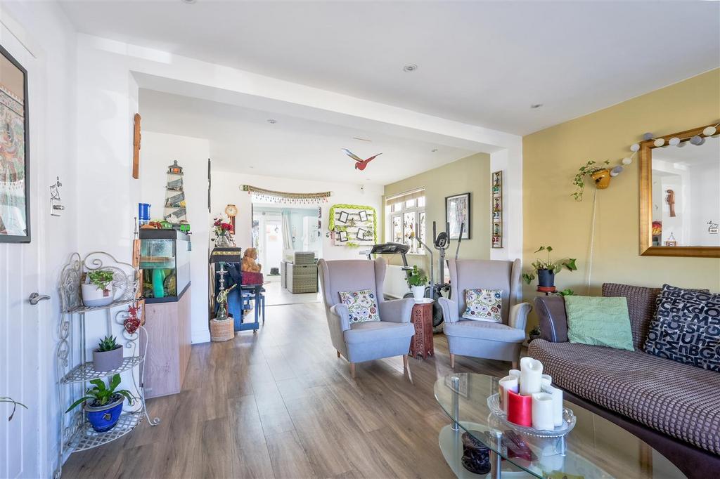 Beech Way, Epsom 4 bed detached house for sale £650,000