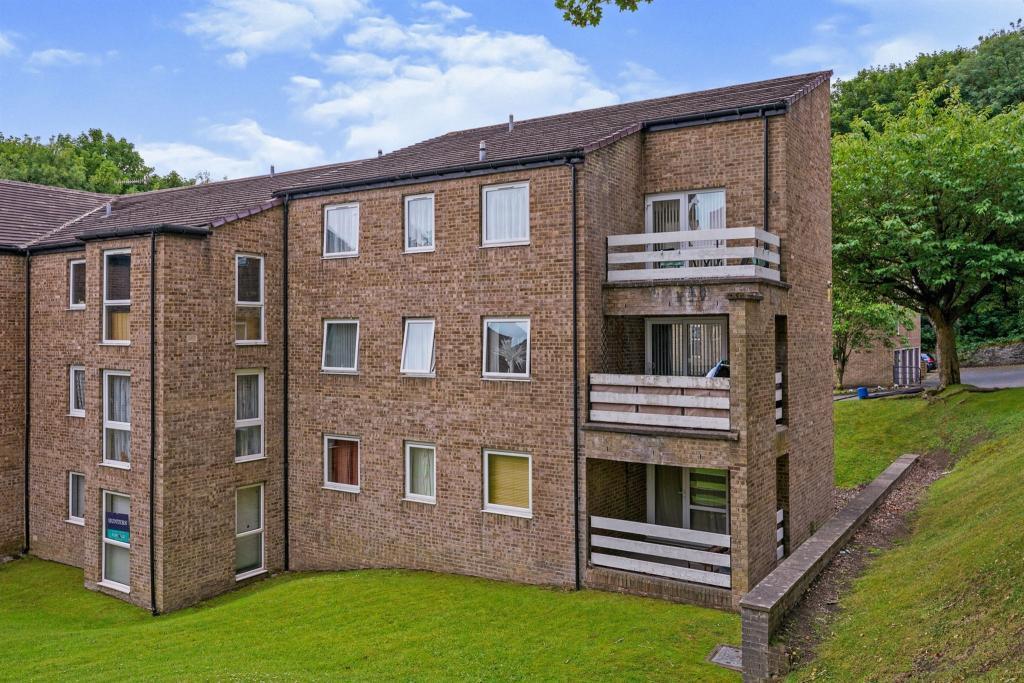 Frizley Gardens, Frizinghall, Bradford 2 bed flat for sale £90,000