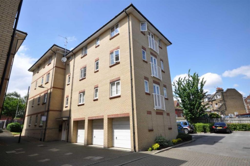 Alveston Square, South Woodford 1 bed apartment to rent £1,400 pcm (£