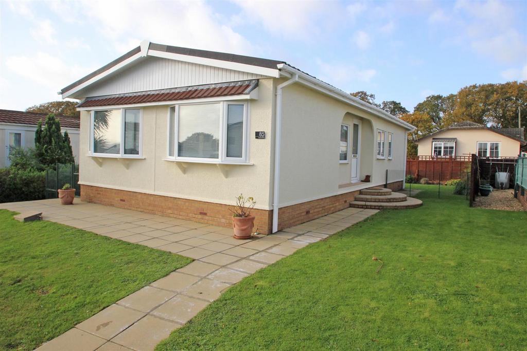 Folly Lane, East Cowes 3 bed mobile home for sale £150,000