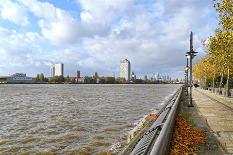 8 Bering Square, London, E14 3QG