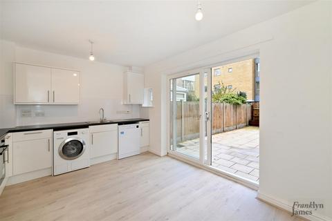 8 Bering Square, London, E14 3QG