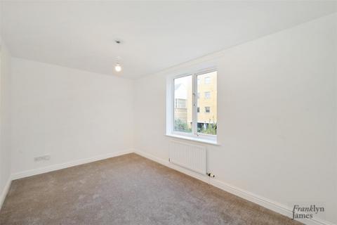 8 Bering Square, London, E14 3QG