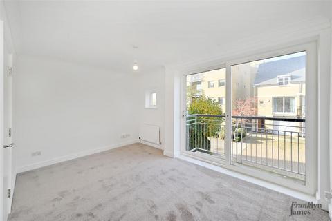 8 Bering Square, London, E14 3QG