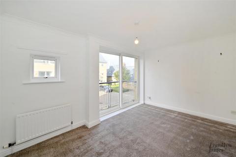 8 Bering Square, London, E14 3QG