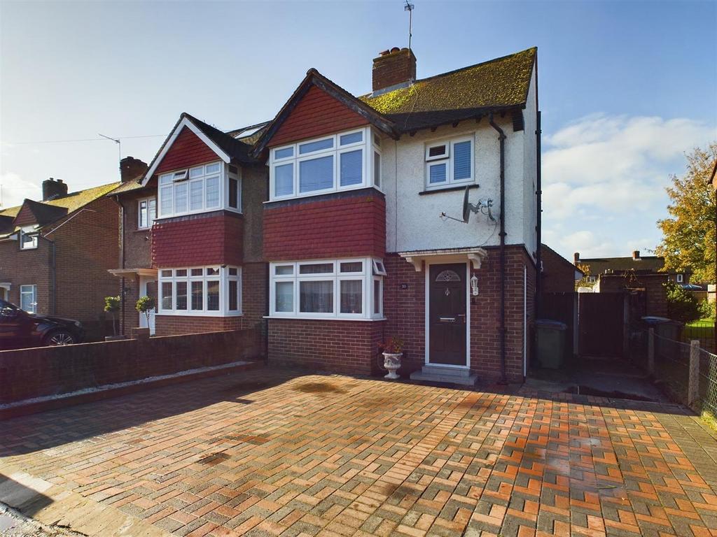 Southdown Road, Hersham, WaltonOnThames 3 bed semidetached house for