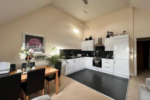 2 bedroom apartment to rent - Upper Halliford Road, Shepperton TW17
