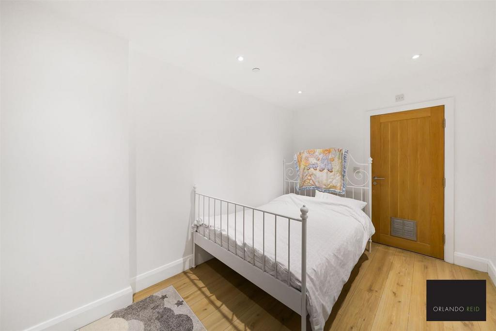 Flat 1 B, 137 Crescent Lane - e YSYn ZYCVGb0 P7 THnc9 R.