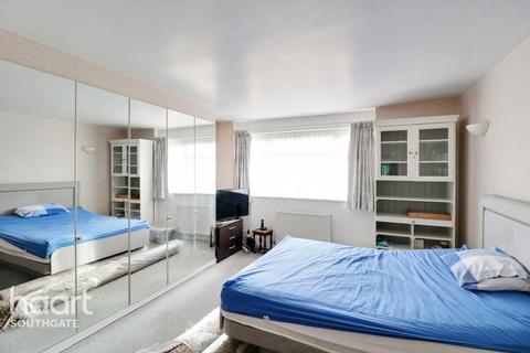 2 bedroom apartment for sale - Chase Road, London