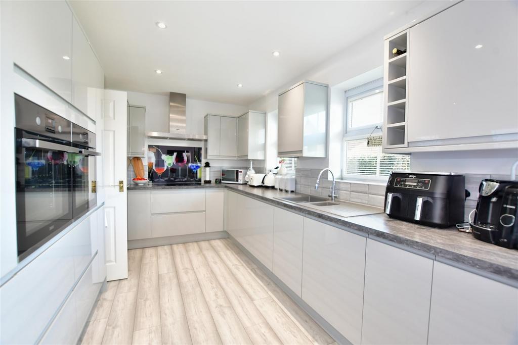 Bakers Farm Close, Wickford, Essex 3 bed detached bungalow for sale £