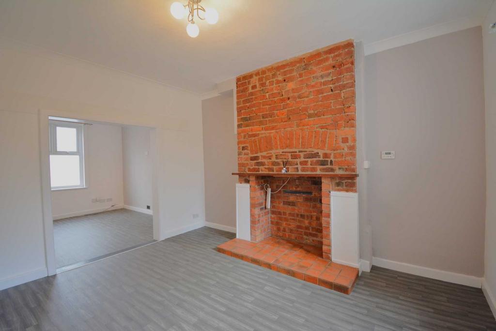 Grosvenor Street, Kearsley 3 bed terraced house to rent £950 pcm (£