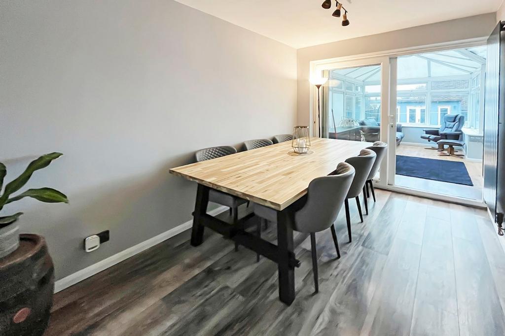 Coleridge Crescent, GoringbySea, Worthing, West Sussex 3 bed end of