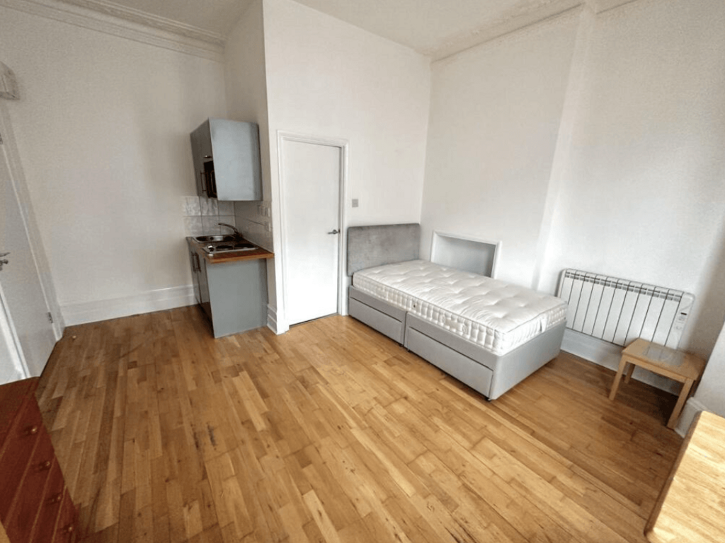 A studio flat to rent