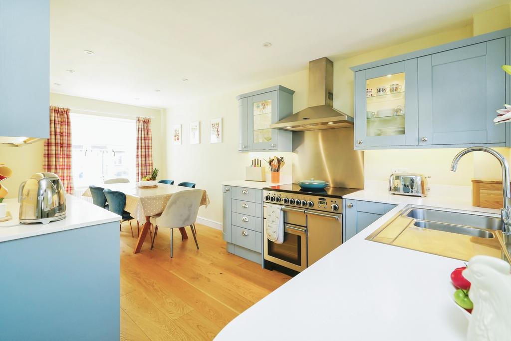 Bradwell Village, Burford 3 bed semidetached house for sale £425,000