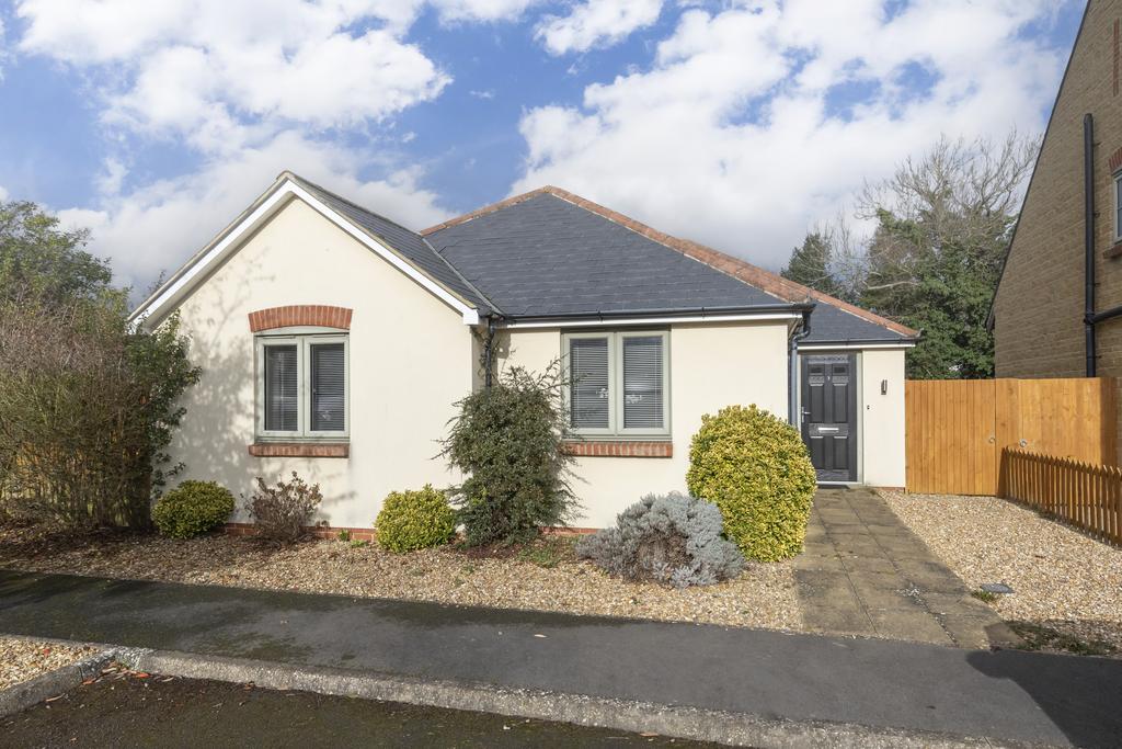 Carterton 3 bed bungalow for sale £350,000