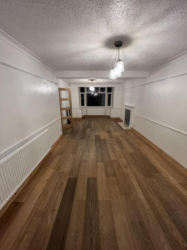 3 Bedroom House For Rent in Salmons Road N9 3 bed terraced house £