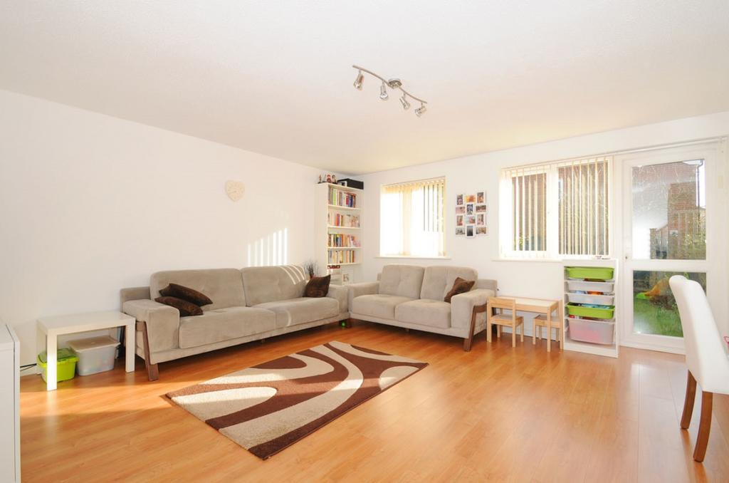 Leigh Hunt Drive Southgate N14 3 bed house to rent £2,400 pcm (£554 pw)