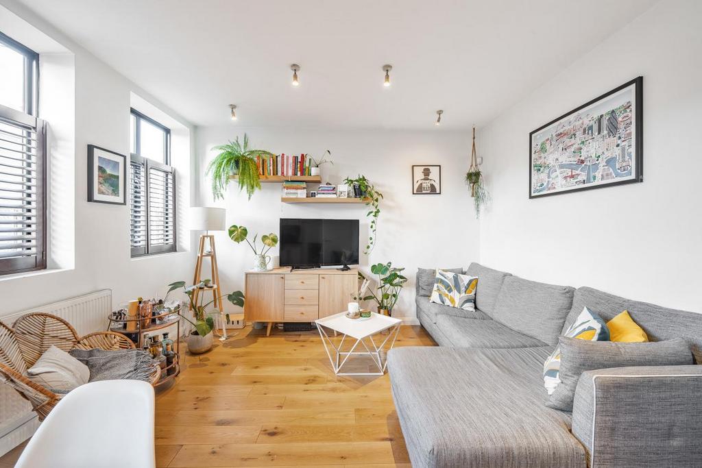 Brixton Road, Brixton 2 bed flat for sale £535,000