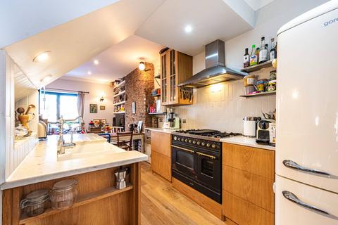 2 bedroom flat for sale, Lady Somerset Road, Tufnell Park, London, NW5