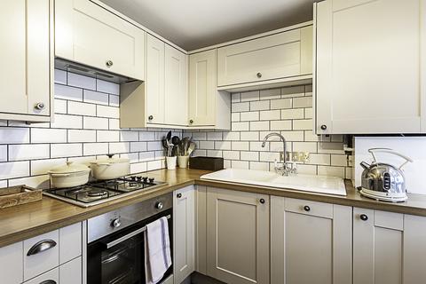 3 bedroom flat to rent,  Palace Gardens Terrace, London W8