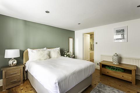 3 bedroom flat to rent,  Palace Gardens Terrace, London W8