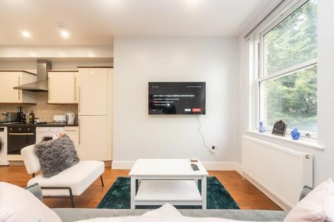 2 bedroom flat to rent, Flat , , Saint John's Hill, London SW11