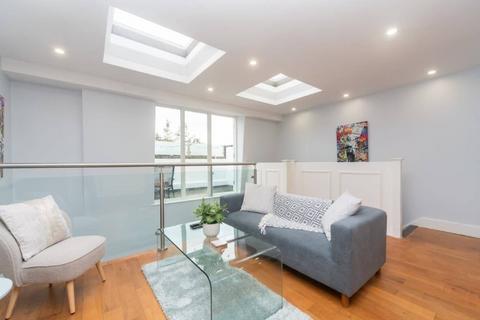 3 bedroom flat to rent, Flat ,  Saint John's Hill, London SW11