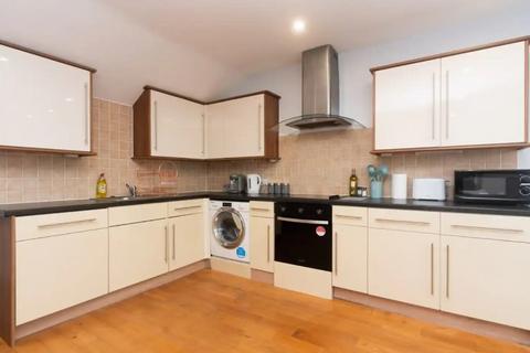 3 bedroom flat to rent, Flat ,  Saint John's Hill, London SW11