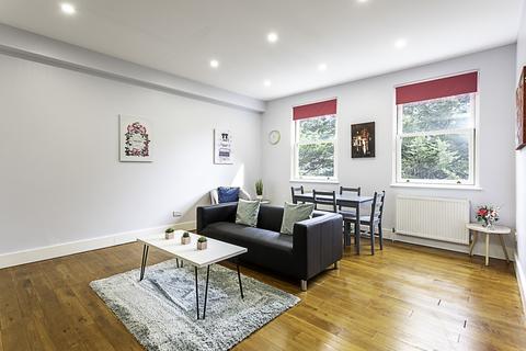 2 bedroom flat to rent, Flat ,  Saint John's Hill, London SW11