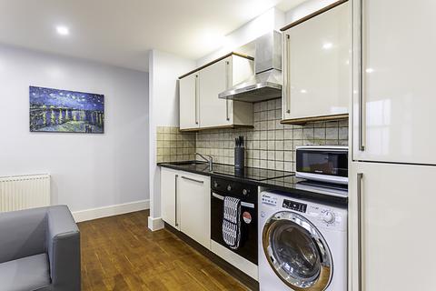 2 bedroom flat to rent,  Saint Johns Hill, London SW11