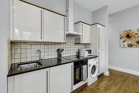 2 bedroom flat to rent, Flat , , Saint John's Hill, London SW11