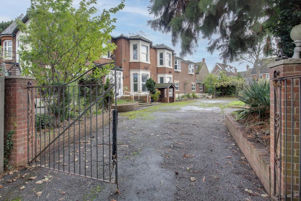 Claremont House, Lovent Drive, Leighton Buzzard, LU7 18 bed detached