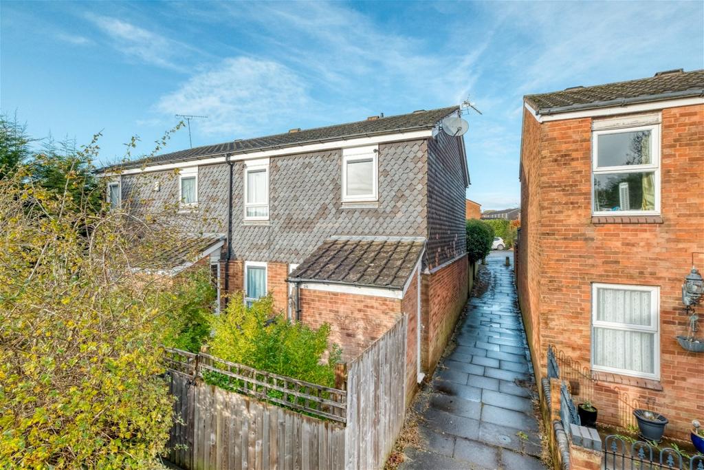 Epping Close, Rednal, Birmingham, B45 0DP 3 bed semidetached house for