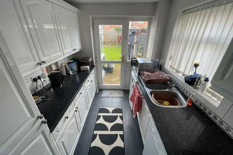 3 bedroom semi-detached house for sale - Hope Farm Road, Great Sutton, Ellesmere Port, Cheshire, CH66 2TN